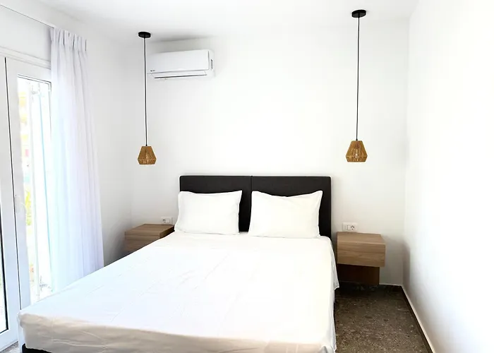 Sakellis 1- Steps To & Town Daire *